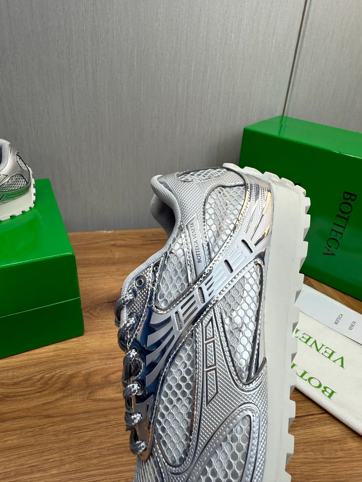 Men's men's shoes 💰620💰 BV top version 𝘽𝙊𝙏𝙏𝙀𝙂𝘼 𝙑𝙀𝙉𝙀𝙏𝘼 Orbit sneakers Wang Yibo same style couple style dad shoes 🩷💚 Runner sneakers, made of lightweight technical mesh fabric. Features a geometric patterned rubber outsole. Pay attention to the package craftsmanship ❕ High version shipping ❗️ Very nice, durable to play with and durable to make ✔️ Standard version 💯💯 The outsole is made of color-blocked TPU outsole. Women’s model 35-41 (40 41 customized) Men’s model 39-46 (45.46 customized) Equipped with original packaging